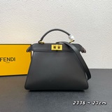 Сумка FEND Peekaboo ISeeU, кожа, с классическими поворотными замками по бокам.