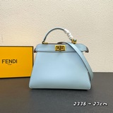 Сумка FEND Peekaboo ISeeU, кожа, с классическими поворотными замками по бокам.