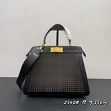 Fendi Iconic Peekaboo ISeeU средняя сумка в форме кошки с ажурным узором, белая 