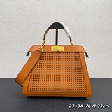 Fendi Iconic Peekaboo ISeeU средняя сумка в форме кошки с ажурным узором, белая 