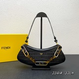 Полумесячные подмышечные сумки FEND уже в продаже! Изготовлены из кожи быка, с о