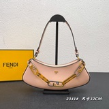 Полумесячные подмышечные сумки FEND уже в продаже! Изготовлены из кожи быка, с о