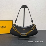 Полумесячные подмышечные сумки FEND уже в продаже! Изготовлены из кожи быка, с о