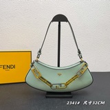 Полумесячные подмышечные сумки FEND уже в продаже! Изготовлены из кожи бычка, с 