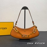 Полумесячные подмышечные сумки FEND уже в продаже! Изготовлены из кожи быка, с о
