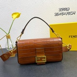 Fendi Сумка-багет из кожи с крокодиловым узором. Изготовлена из кожи с крокодило
