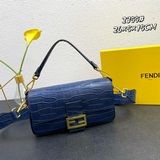 Fendi Сумка-багет из кожи с крокодиловым узором. Изготовлена из кожи с крокодило