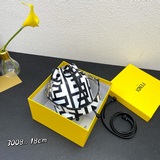 Капсульная коллекция Fendi Roma представляет двухцветную сумку Mon Tresor в форм