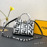 В комплекте с коробкой. Капсульная коллекция Fendi Roma. Двухцветная сумка Peeka
