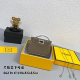 Новейшая сумка Fendi Pico Peekaboo в форме кошки создана специально для модных и