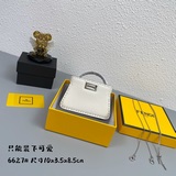 Новейшая сумка Fendi Pico Peekaboo в форме кошки создана специально для модных и