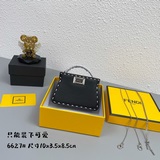 Новейшая сумка Fendi Pico Peekaboo в форме кошки создана специально для модных и