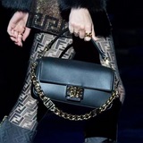 Новейшая модель сумки-багета от Fendi /Versace, представленная на подиуме, уже в