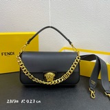 Новейшая модель сумки-батона от Fendi /Versace в совместной коллекции уже в прод