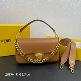 Новейшая модель сумки-багета от Fendi /Versace, представленная на подиуме, уже в