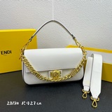 Новейшая модель сумки-багета от Fendi /Versace, представленная на подиуме, уже в