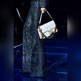Новейшая модель сумки-батона от Fendi /Versace, представленная на подиуме, появи
