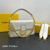 Новейшая модель сумки-батона от Fendi /Versace, представленная на подиуме, появи