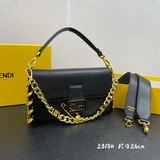 Новейшая модель сумки-батона от Fendi /Versace, представленная на подиуме, появи