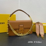 Новейшая модель сумки-батона от Fendi /Versace, представленная на подиуме, появи
