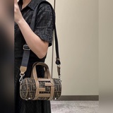 Мини-сумка Fendi в форме боулинга, изготовлена из ткани с вышитым узором FF и де