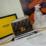 Fendi представляет новую модную сумку Kan U из телячьей кожи, которая сочетает в