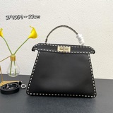 На официальном сайте MM представлена новейшая модель сумочки Fendi из кожи того,