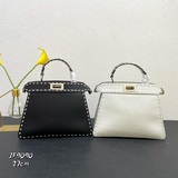На официальном сайте MM представлена новейшая модель сумочки Fendi из кожи того,