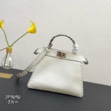 На официальном сайте MM представлена новейшая модель сумочки Fendi из кожи того,