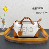 Знаменитая сумка FENDI By The Way среднего размера из кожи бычка с отделкой из п