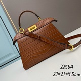 FENDI Peekaboo ISeeU сумка в форме кошки из кожи с текстурой крокодила, украшенн