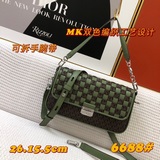 Сумка MICHAEL KORS с крышкой, выполненная из двухцветной кожи, с плечевым ремнем