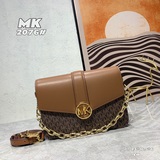 Новая модель MK, изготовлена из кожи и оригинальной фурнитуры из ПВХ, представля
