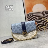 Новая модель MK, изготовлена из кожи и оригинальной фурнитуры из ПВХ, представля
