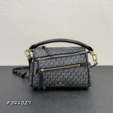 Michael Kors Lorimer – сумка-доктор с застежкой-молнией и ремнем через плечо.