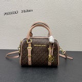 Новая модель мини-сумки Bedford от MK в форме подушки, с классическим логотипом 
