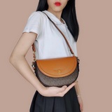 Средняя сумка через плечо mk Jet Set Charm из кожи, выполненная в форме седла, с