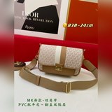 MK выпустила новую модель сумки из натуральной кожи с клапаном и двухцветным узо