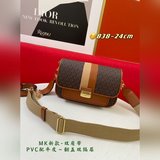 MK выпустила новую модель сумки из натуральной кожи с клапаном и двухцветным узо