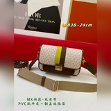 MK выпустила новую модель сумки из натуральной кожи с клапаном и двухцветным узо