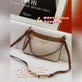 В комплекте с коробкой MICHAEL KORS 21 весна-лето JET SET CHA.