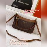 В комплекте с коробкой MICHAEL KORS 21 весна-лето JET SET CHA.