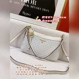 В комплекте с коробкой MICHAEL KORS 21 весна-лето JET SET CHA.