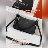 В комплекте с коробкой MICHAEL KORS 21 весна-лето JET SET CHA.