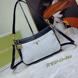 В комплекте с коробкой MICHAEL KORS 21 весна-лето JET SET CHA.