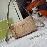 В комплекте с коробкой MICHAEL KORS 21 весна-лето JET SET CHA.