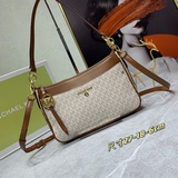 В комплекте с коробкой MICHAEL KORS 21 весна-лето JET SET CHA.