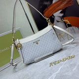 В комплекте с коробкой MICHAEL KORS 21 весна-лето JET SET CHA.