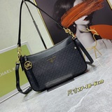 В комплекте с коробкой MICHAEL KORS 21 весна-лето JET SET CHA.