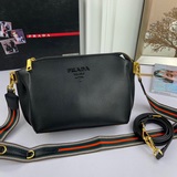 Модель 2091# Сумка Prada через плечо с двумя ремнями. Помимо яркого цвета, она о